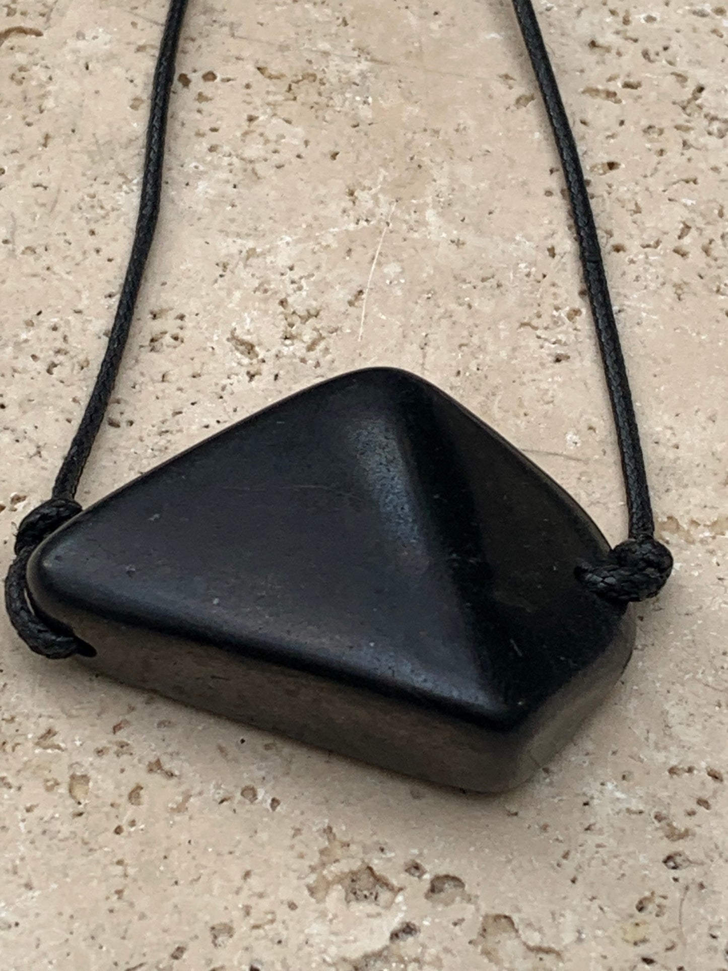 Shungite, pendentif de 35mm de hauteur x 50 de largeur x 16 d'épaisseur. Vendu avec son cordon réglable de couleur noire offert !
