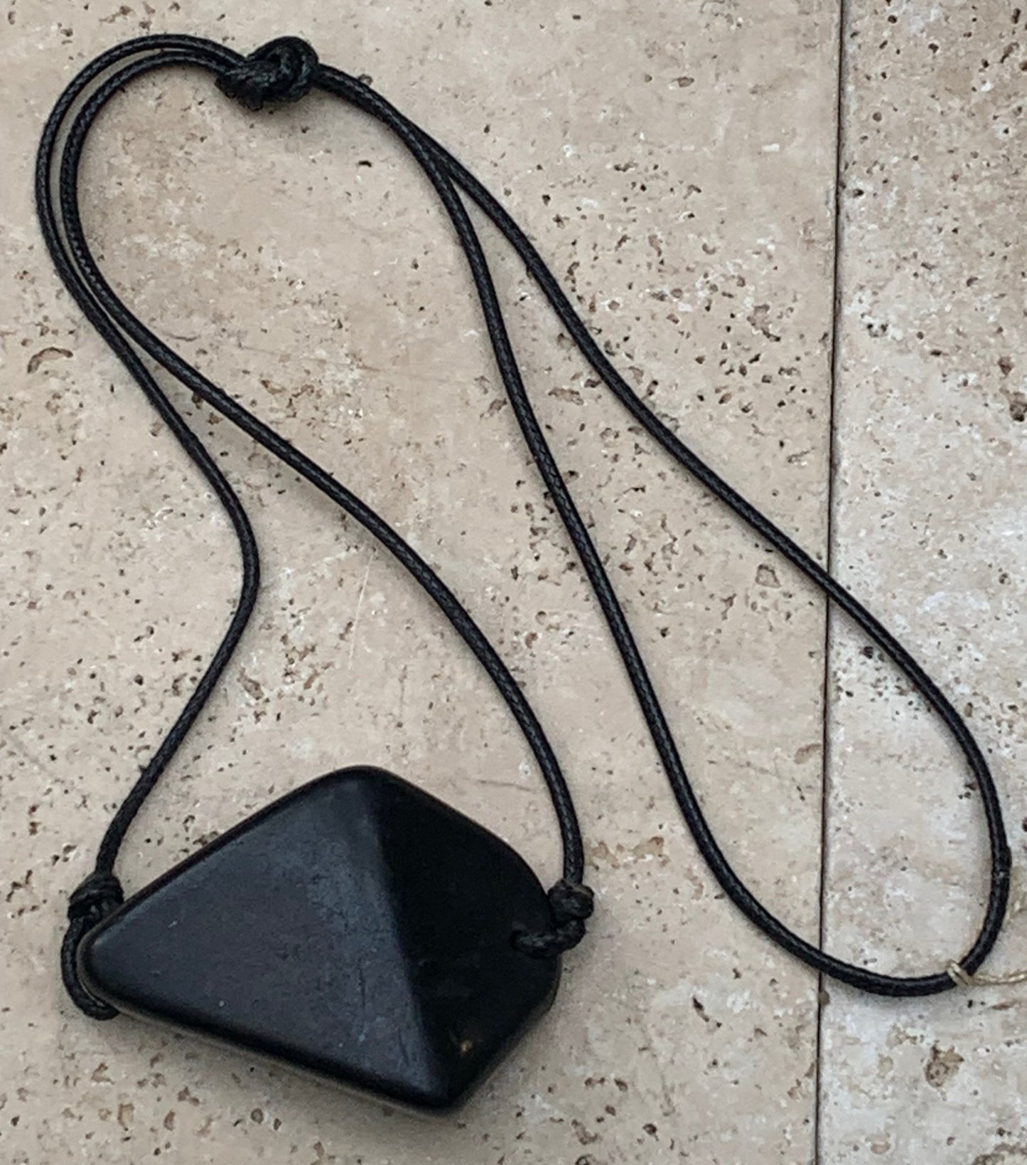 Shungite, pendentif de 35mm de hauteur x 50 de largeur x 16 d'épaisseur. Vendu avec son cordon réglable de couleur noire offert !