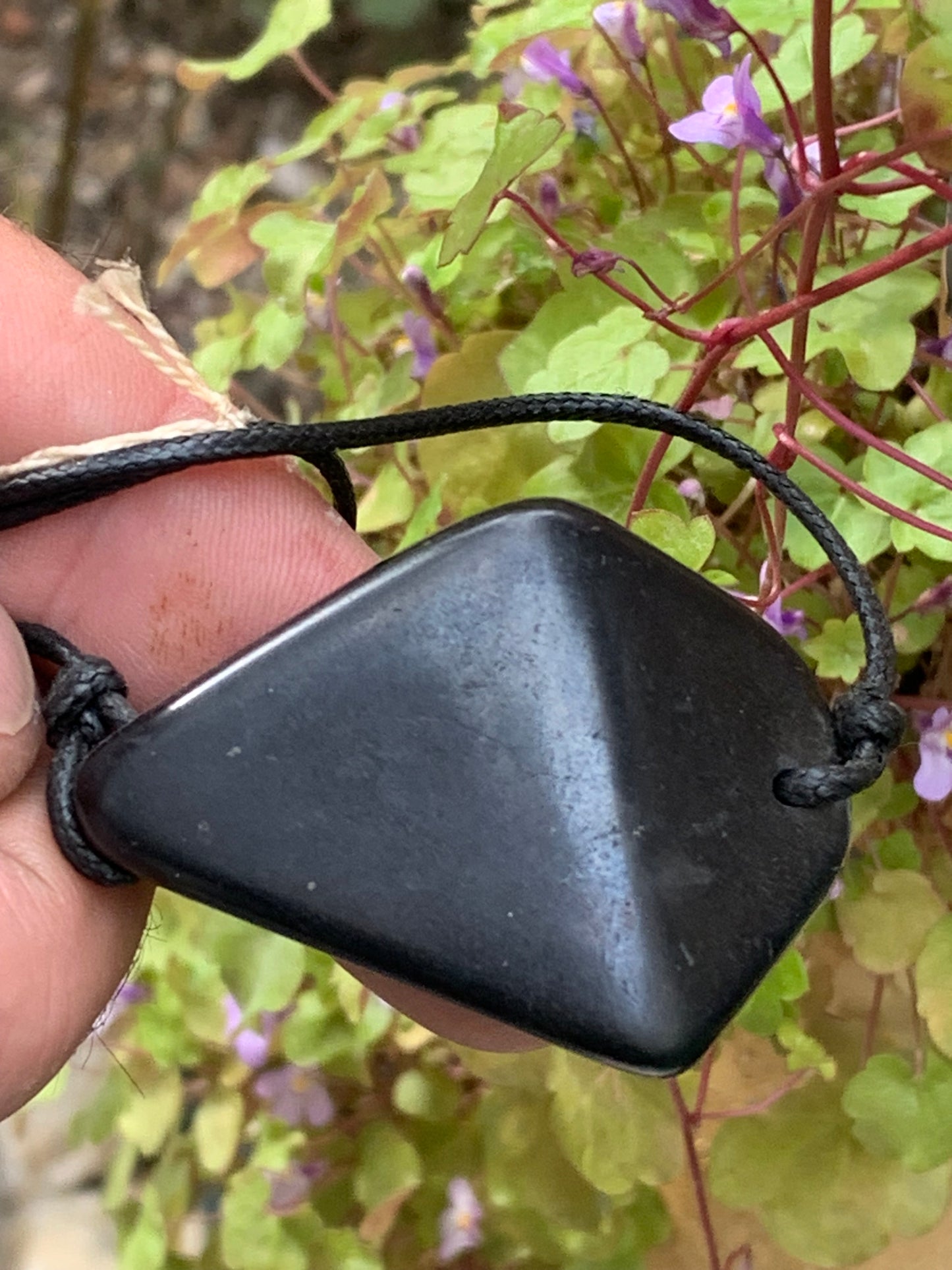 Shungite, pendentif de 35mm de hauteur x 50 de largeur x 16 d'épaisseur. Vendu avec son cordon réglable de couleur noire offert !