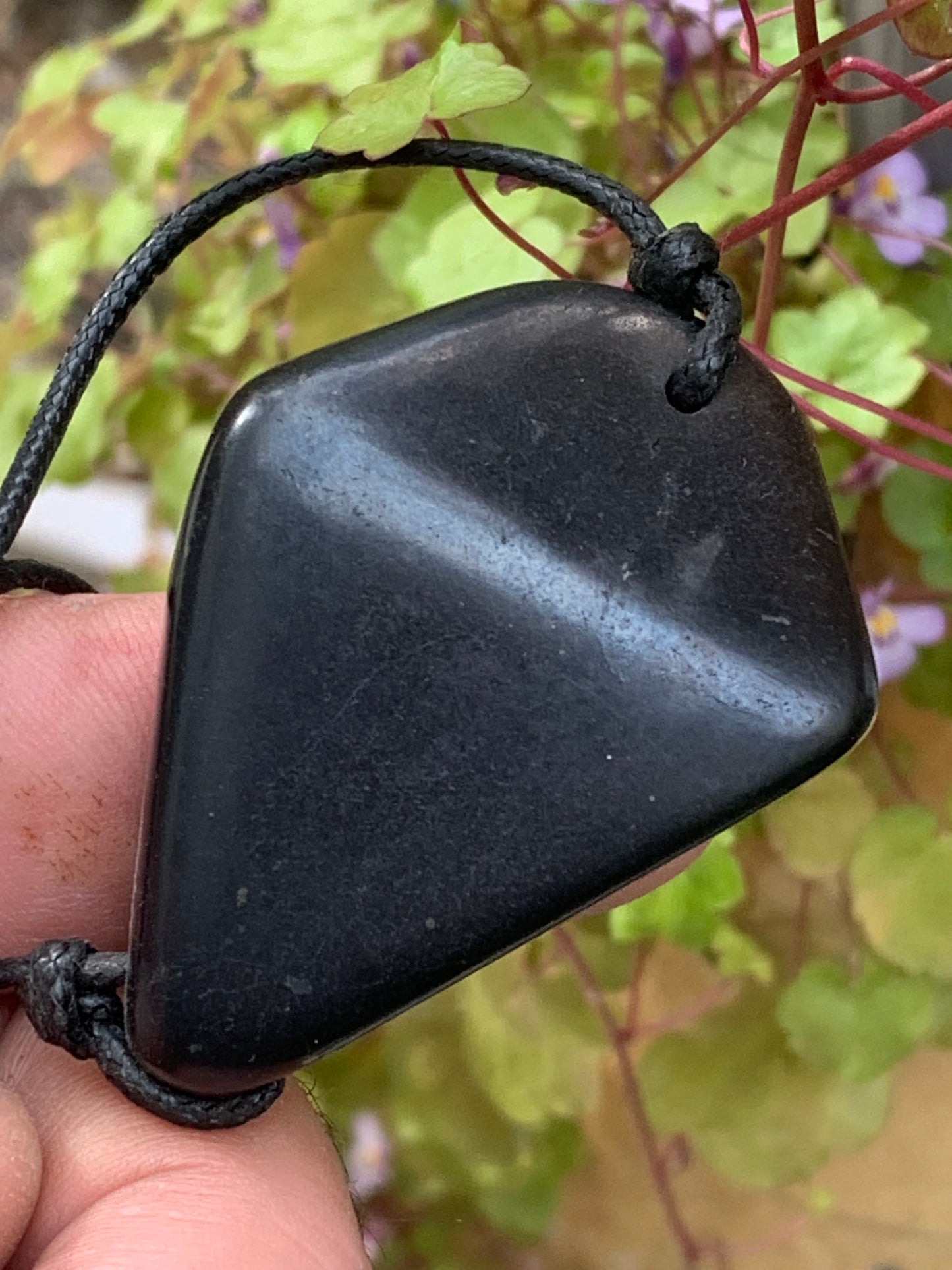 Shungite, pendentif de 35mm de hauteur x 50 de largeur x 16 d'épaisseur. Vendu avec son cordon réglable de couleur noire offert !