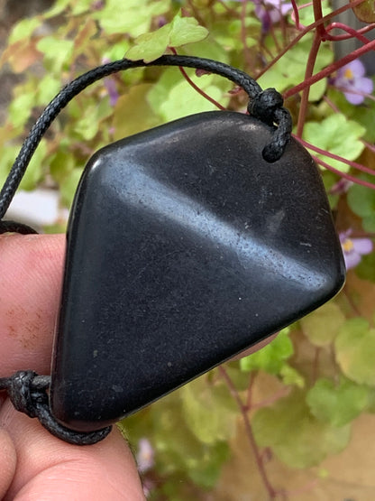 Shungite, pendentif de 35mm de hauteur x 50 de largeur x 16 d'épaisseur. Vendu avec son cordon réglable de couleur noire offert !