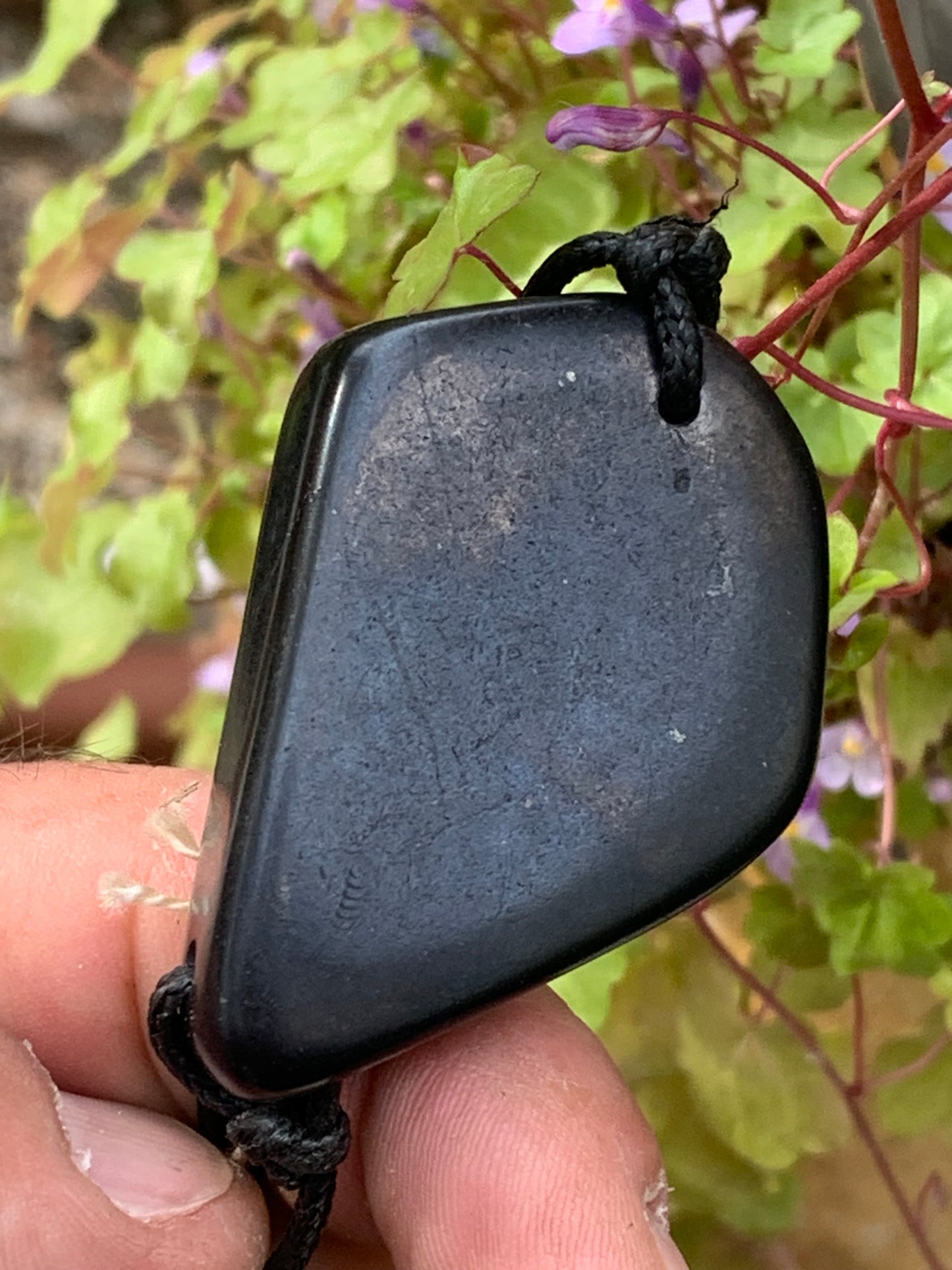 Shungite, pendentif de 35mm de hauteur x 50 de largeur x 16 d'épaisseur. Vendu avec son cordon réglable de couleur noire offert !