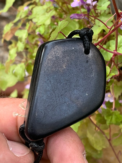 Shungite, pendentif de 35mm de hauteur x 50 de largeur x 16 d'épaisseur. Vendu avec son cordon réglable de couleur noire offert !