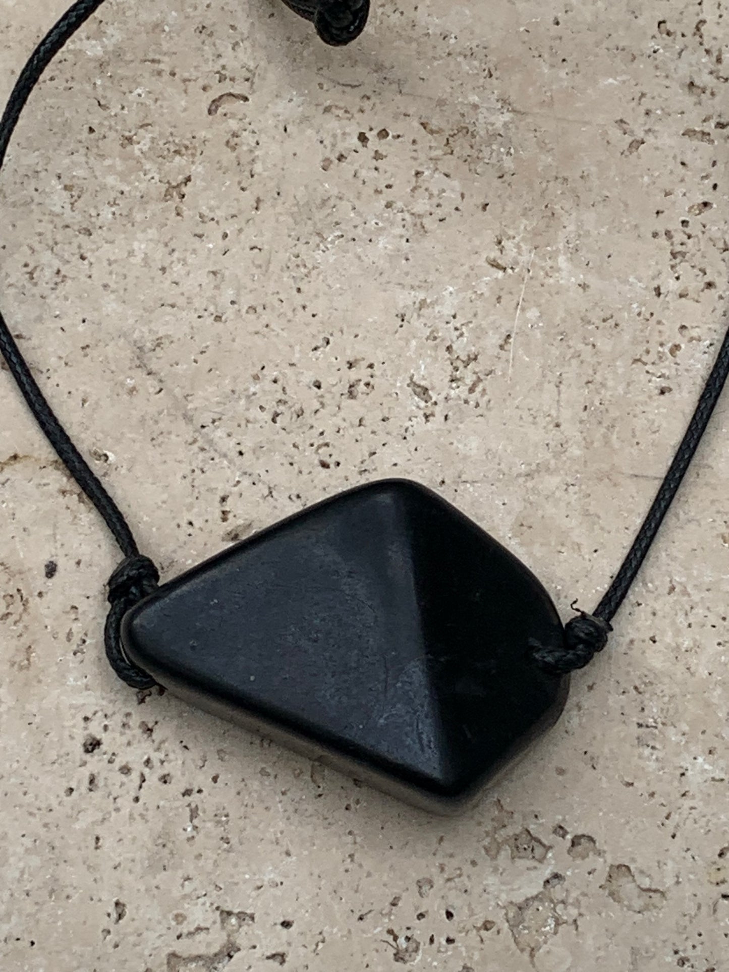 Shungite, pendentif de 35mm de hauteur x 50 de largeur x 16 d'épaisseur. Vendu avec son cordon réglable de couleur noire offert !