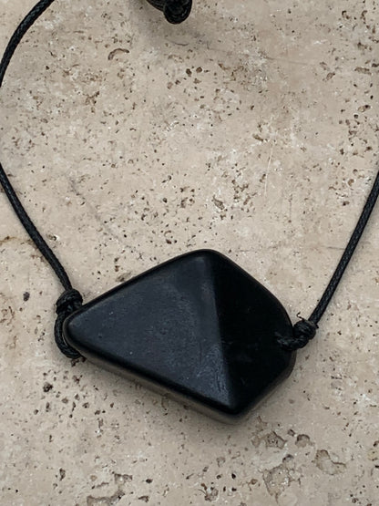 Shungite, pendentif de 35mm de hauteur x 50 de largeur x 16 d'épaisseur. Vendu avec son cordon réglable de couleur noire offert !