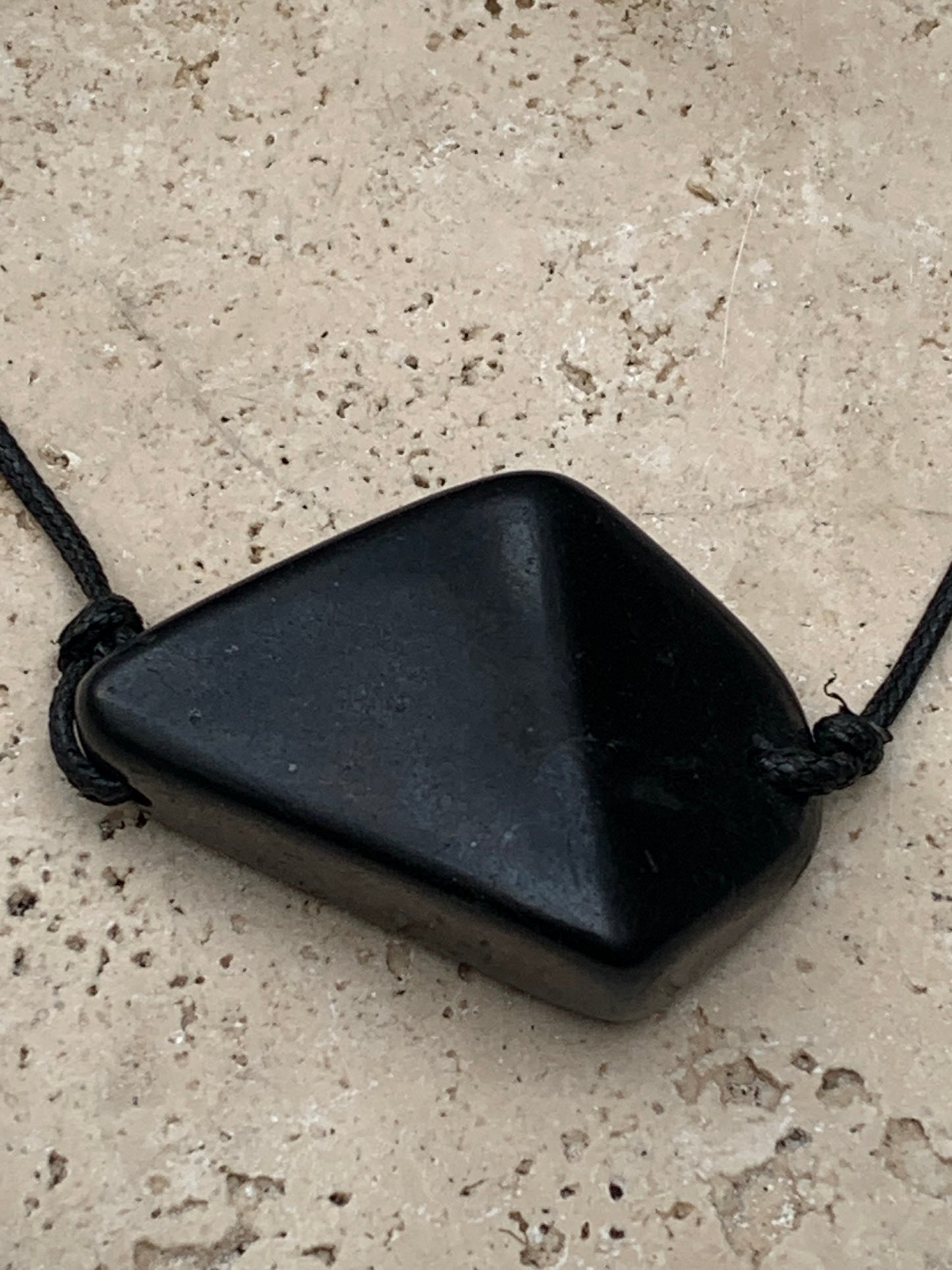 Shungite, pendentif de 35mm de hauteur x 50 de largeur x 16 d'épaisseur. Vendu avec son cordon réglable de couleur noire offert !