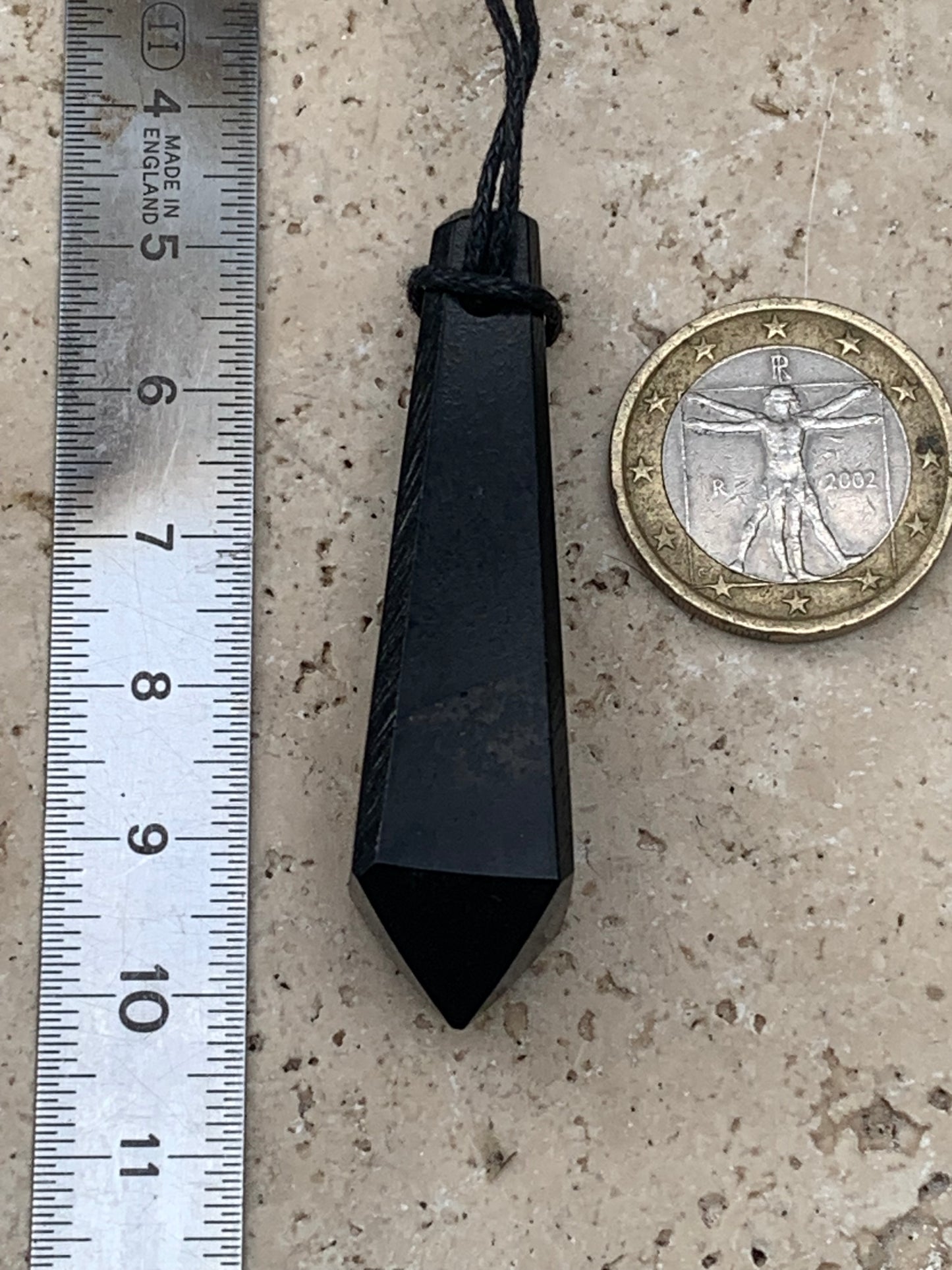 Shungite, pendentif taillé en pointe de 55 mm de hauteur x 13 de largeur x 13 d'épaisseur. Vendu avec son cordon réglable de couleur noire offert !