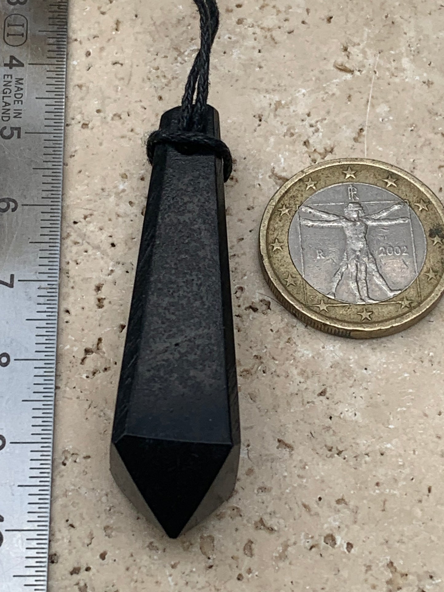 Shungite, pendentif taillé en pointe de 55 mm de hauteur x 13 de largeur x 13 d'épaisseur. Vendu avec son cordon réglable de couleur noire offert !