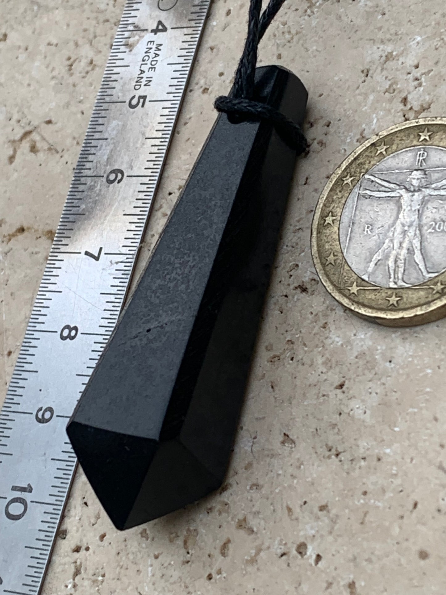 Shungite, pendentif taillé en pointe de 55 mm de hauteur x 13 de largeur x 13 d'épaisseur. Vendu avec son cordon réglable de couleur noire offert !