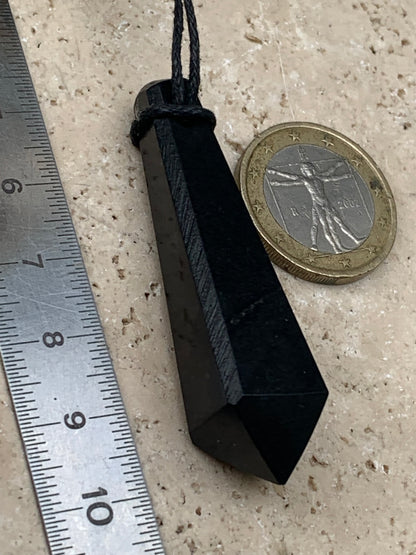 Shungite, pendentif taillé en pointe de 55 mm de hauteur x 13 de largeur x 13 d'épaisseur. Vendu avec son cordon réglable de couleur noire offert !