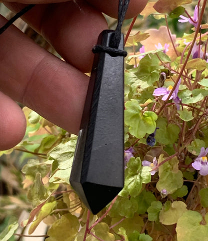 Shungite, pendentif taillé en pointe de 55 mm de hauteur x 13 de largeur x 13 d'épaisseur. Vendu avec son cordon réglable de couleur noire offert !