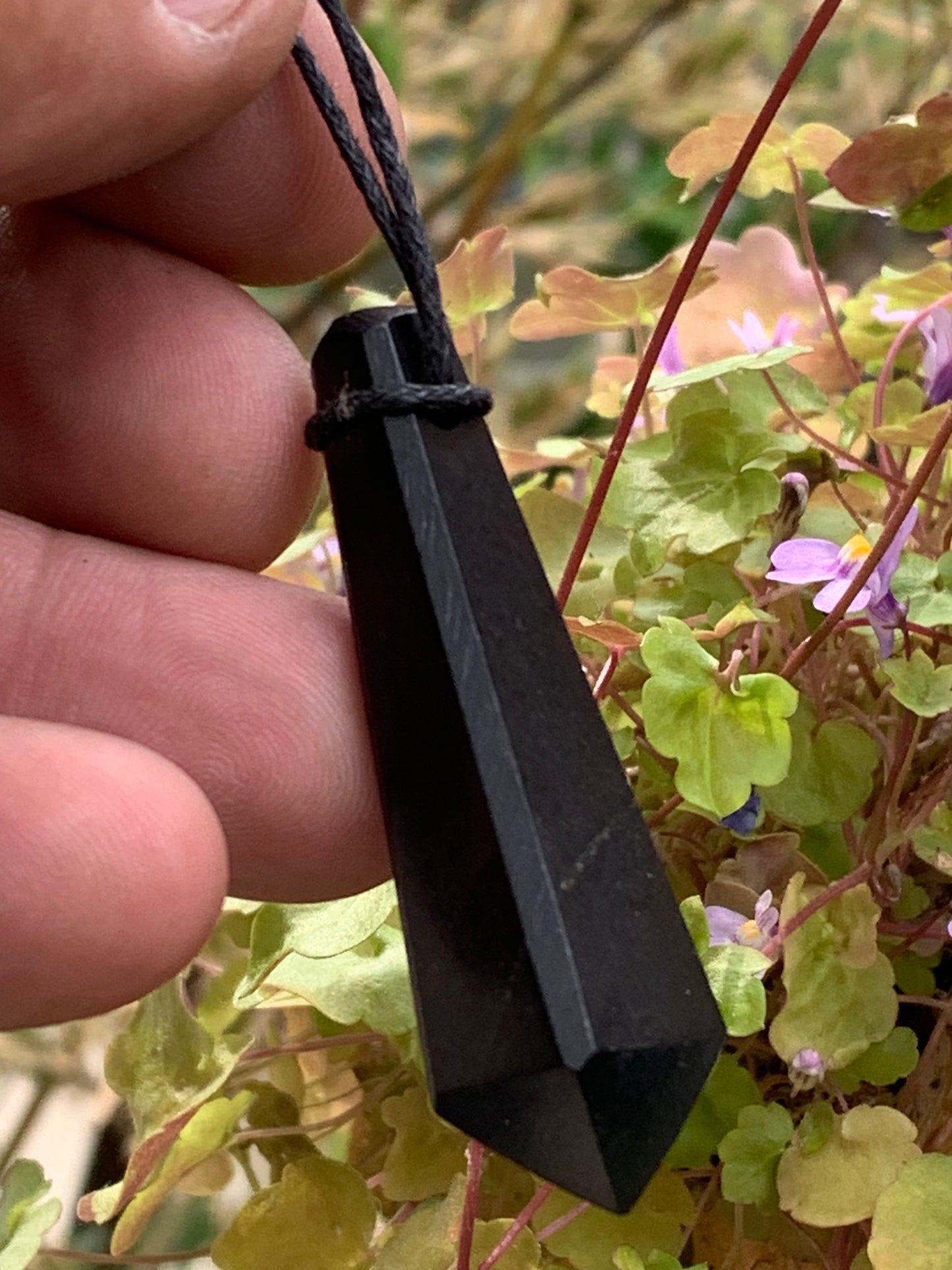 Shungite, pendentif taillé en pointe de 55 mm de hauteur x 13 de largeur x 13 d'épaisseur. Vendu avec son cordon réglable de couleur noire offert !