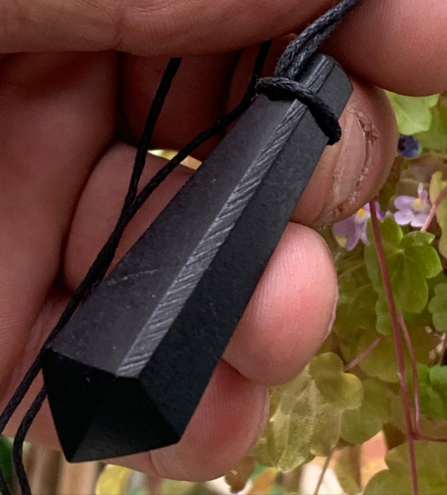 Shungite, pendentif taillé en pointe de 55 mm de hauteur x 13 de largeur x 13 d'épaisseur. Vendu avec son cordon réglable de couleur noire offert !