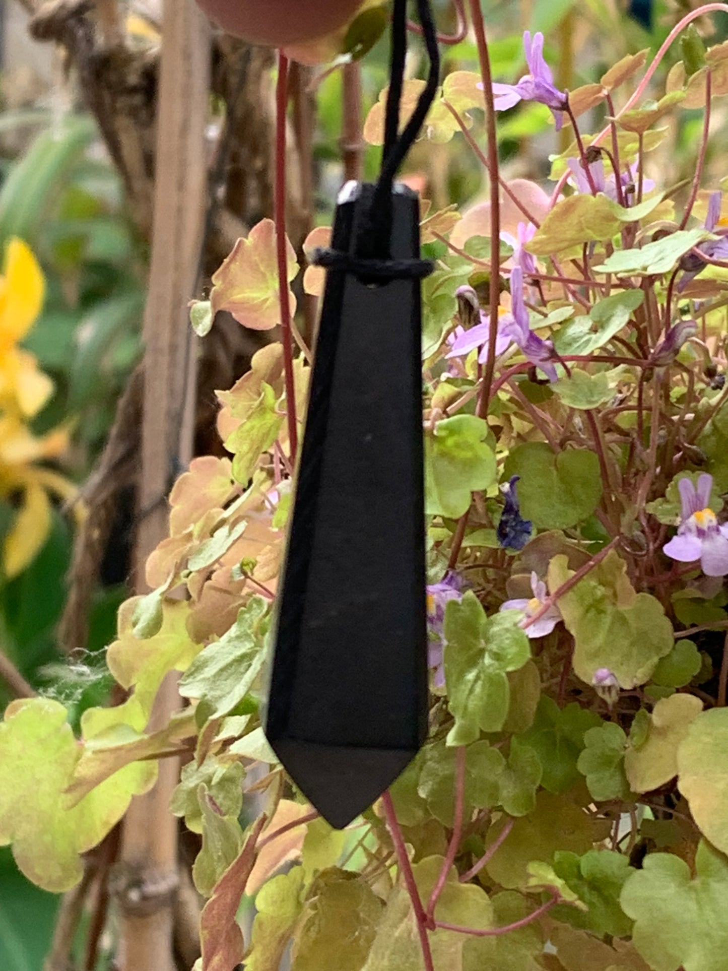 Shungite, pendentif taillé en pointe de 55 mm de hauteur x 13 de largeur x 13 d'épaisseur. Vendu avec son cordon réglable de couleur noire offert !