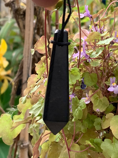 Shungite, pendentif taillé en pointe de 55 mm de hauteur x 13 de largeur x 13 d'épaisseur. Vendu avec son cordon réglable de couleur noire offert !