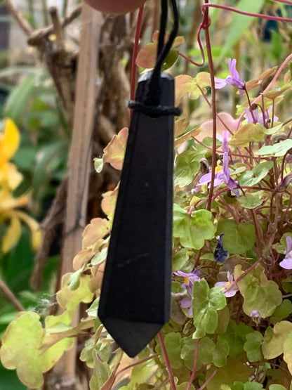 Shungite, pendentif taillé en pointe de 55 mm de hauteur x 13 de largeur x 13 d'épaisseur. Vendu avec son cordon réglable de couleur noire offert !