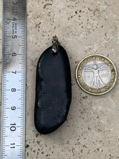 Shungite, pendentif taillé de 58 mm de hauteur x 20 de largeur x 10 d'épaisseur. Vendu avec son cordon réglable de couleur noire offert !