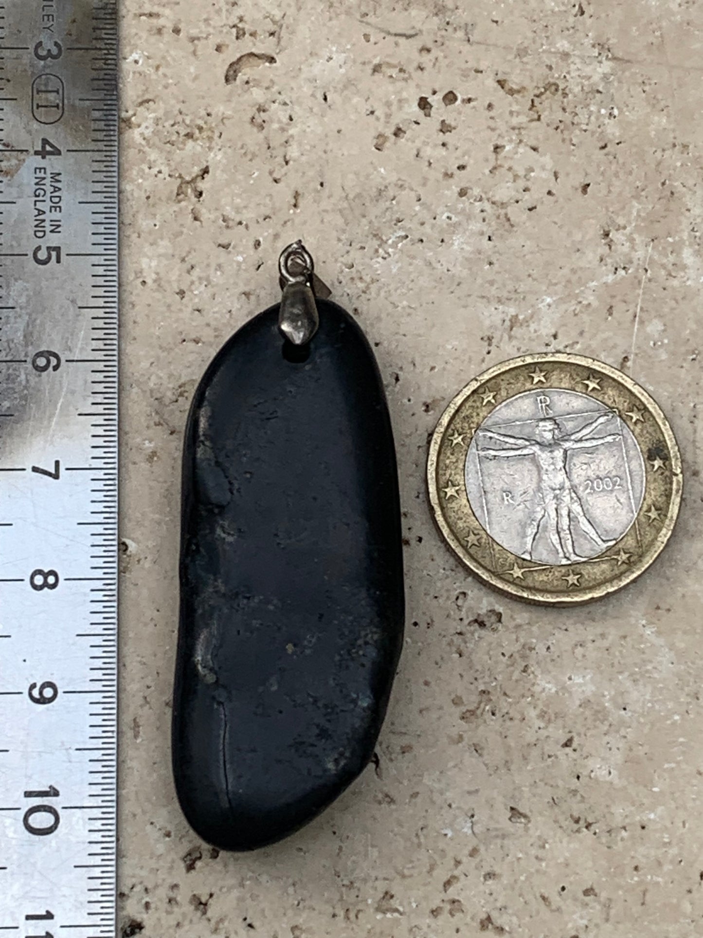 Shungite, pendentif taillé de 58 mm de hauteur x 20 de largeur x 10 d'épaisseur. Vendu avec son cordon réglable de couleur noire offert !