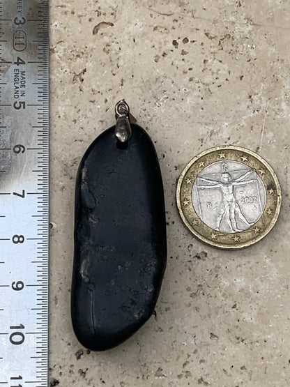 Shungite, pendentif taillé de 58 mm de hauteur x 20 de largeur x 10 d'épaisseur. Vendu avec son cordon réglable de couleur noire offert !