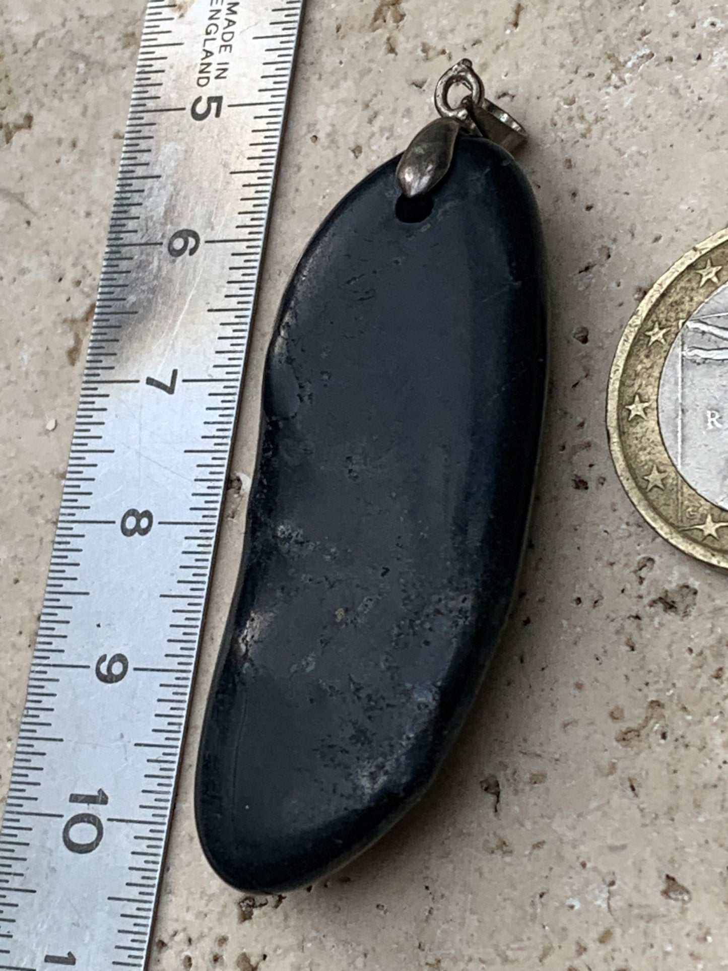 Shungite, pendentif taillé de 58 mm de hauteur x 20 de largeur x 10 d'épaisseur. Vendu avec son cordon réglable de couleur noire offert !