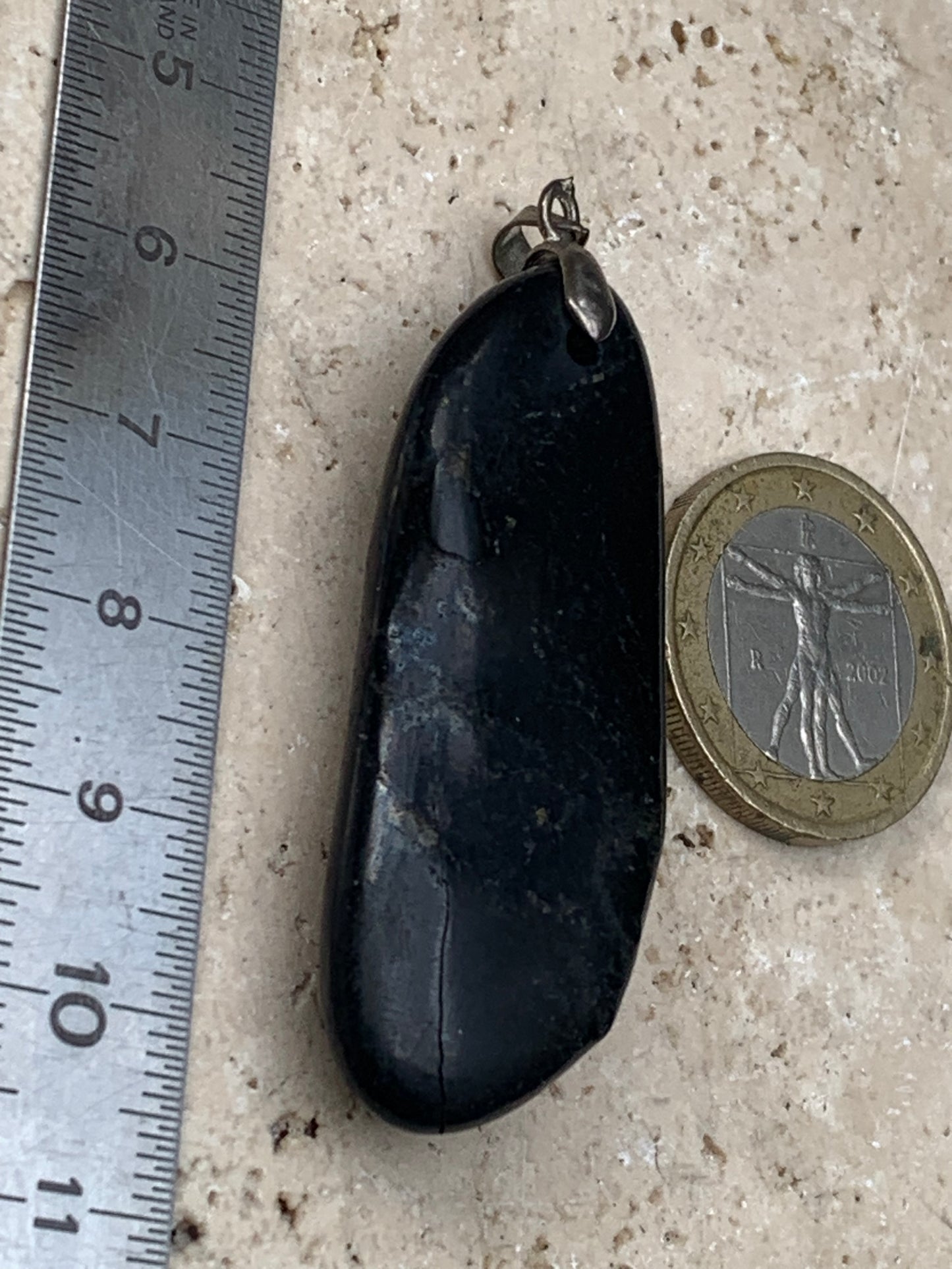 Shungite, pendentif taillé de 58 mm de hauteur x 20 de largeur x 10 d'épaisseur. Vendu avec son cordon réglable de couleur noire offert !