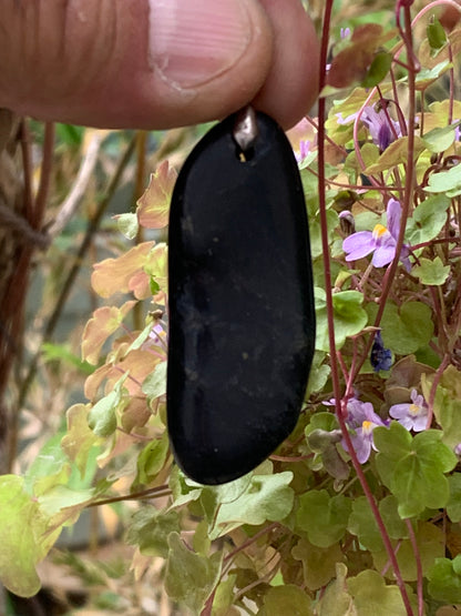 Shungite, pendentif taillé de 58 mm de hauteur x 20 de largeur x 10 d'épaisseur. Vendu avec son cordon réglable de couleur noire offert !