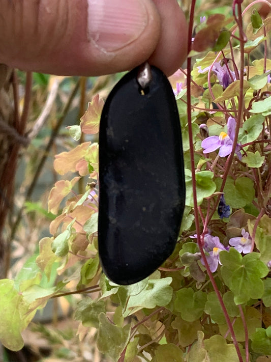 Shungite, pendentif taillé de 58 mm de hauteur x 20 de largeur x 10 d'épaisseur. Vendu avec son cordon réglable de couleur noire offert !
