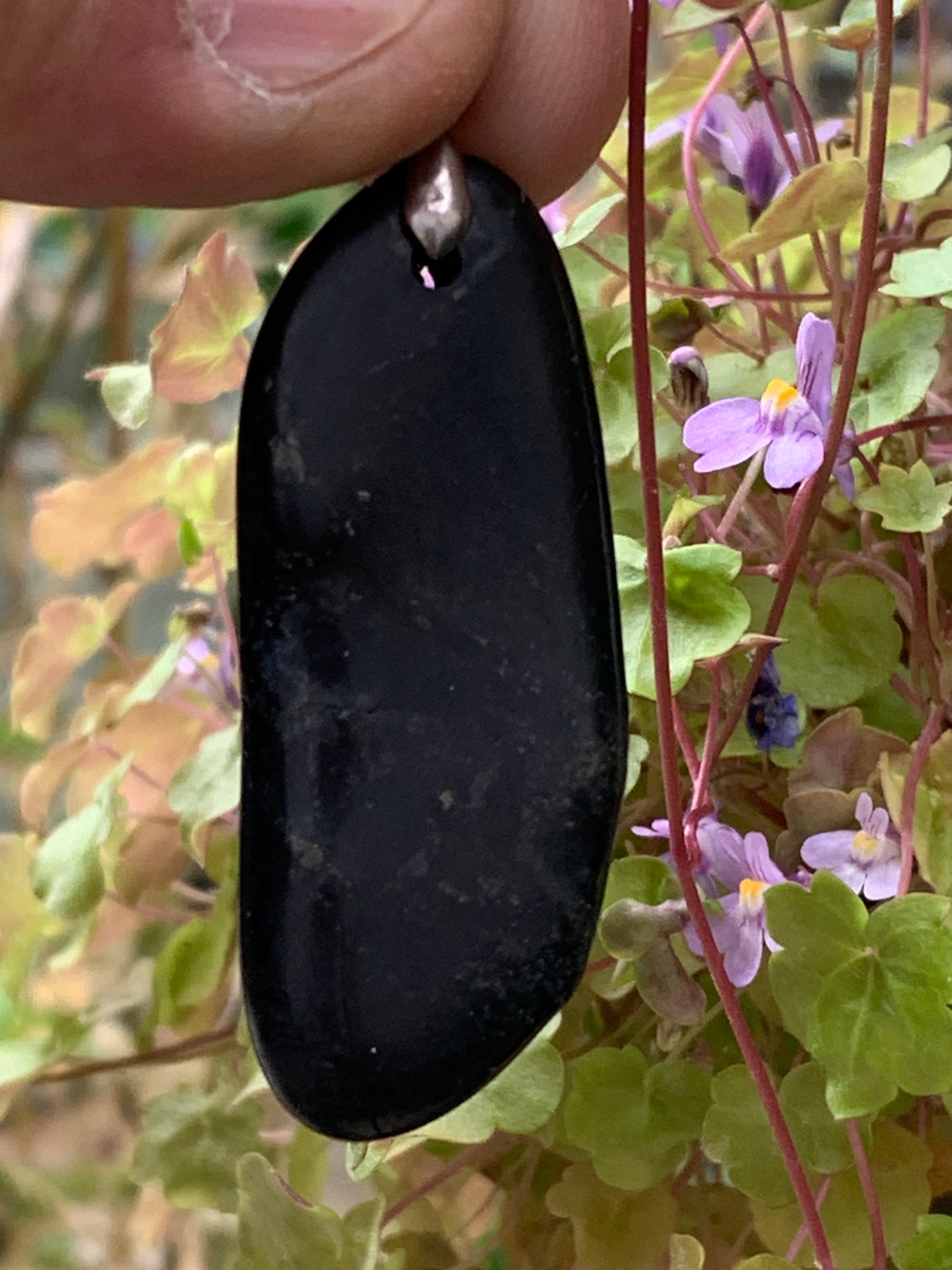 Shungite, pendentif taillé de 58 mm de hauteur x 20 de largeur x 10 d'épaisseur. Vendu avec son cordon réglable de couleur noire offert !