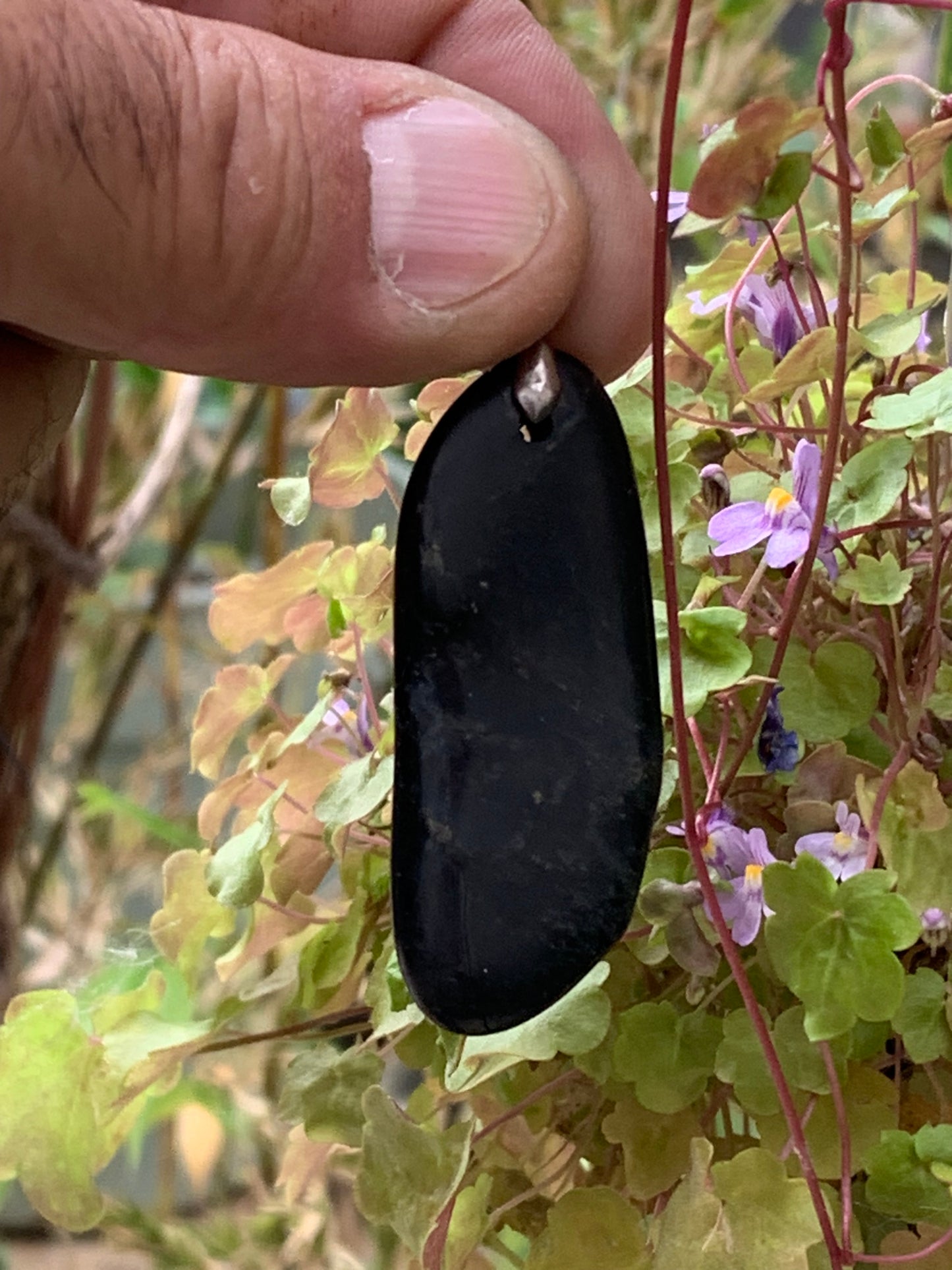 Shungite, pendentif taillé de 58 mm de hauteur x 20 de largeur x 10 d'épaisseur. Vendu avec son cordon réglable de couleur noire offert !