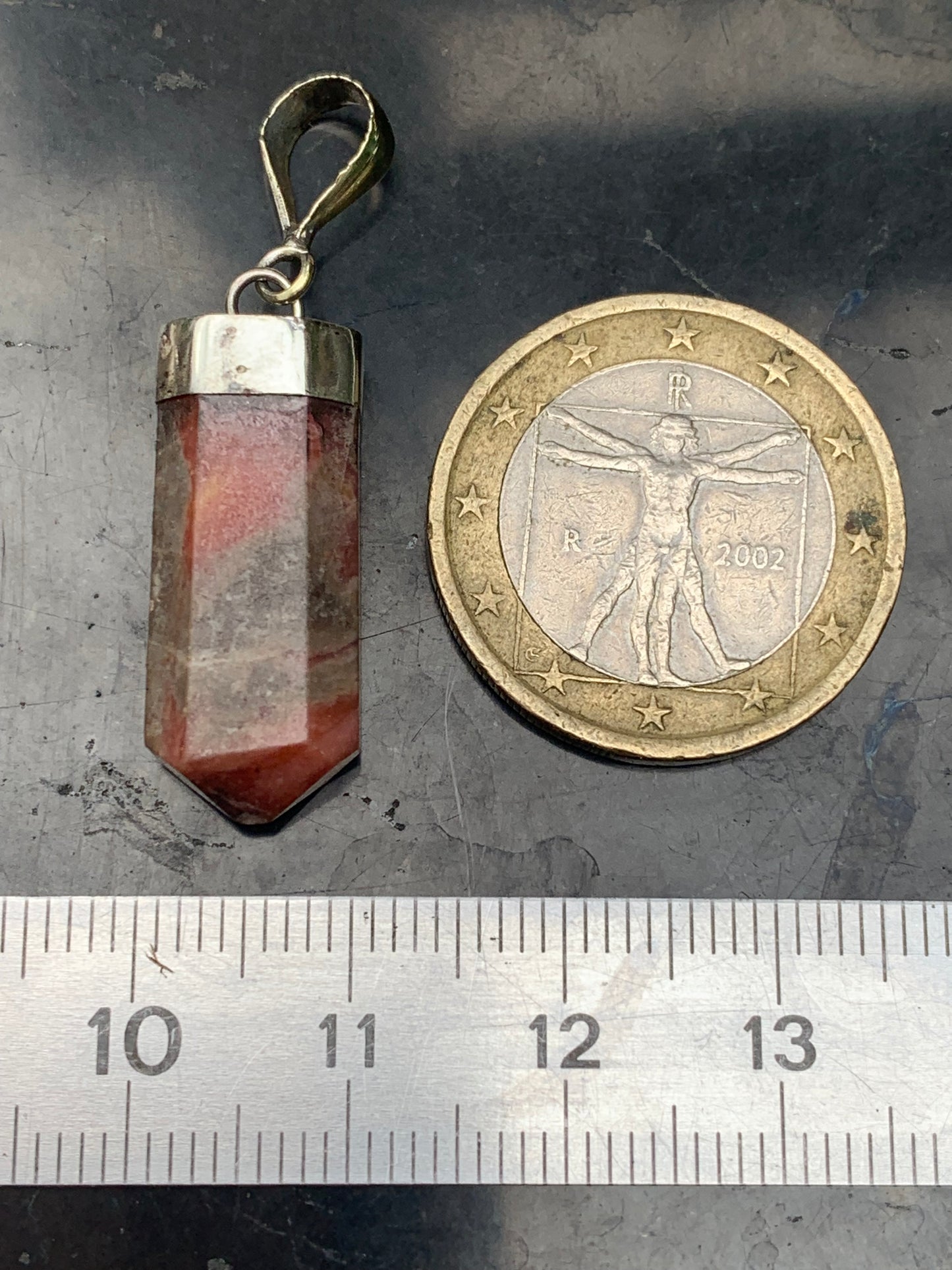 Rhodonite, pendentif pierre roulée, de 35mm x10 x7. Vendu avec cordon réglable de couleur noire !