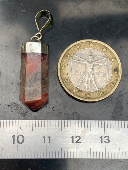 Rhodonite, pendentif pierre roulée, de 35mm x10 x7. Vendu avec cordon réglable de couleur noire !