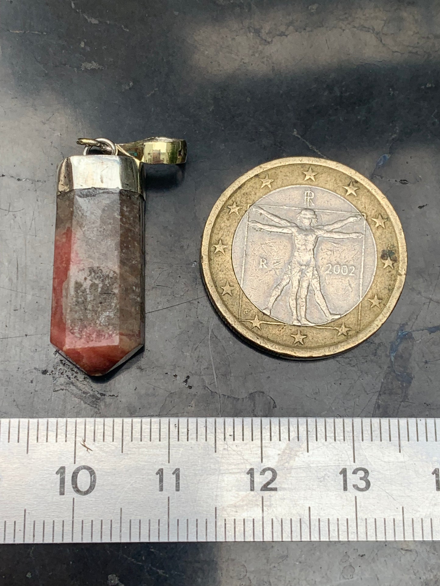 Rhodonite, pendentif pierre roulée, de 35mm x10 x7. Vendu avec cordon réglable de couleur noire !