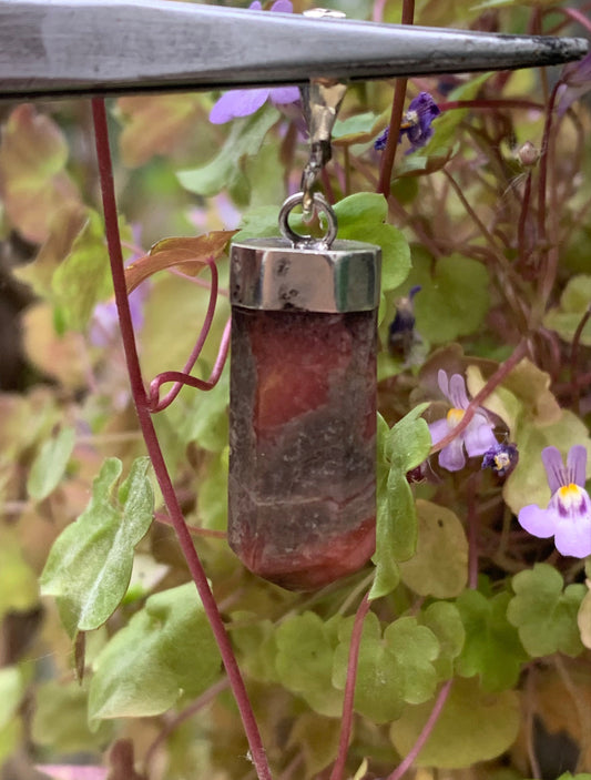 Rhodonite, pendentif pierre roulée, de 35mm x10 x7. Vendu avec cordon réglable de couleur noire !