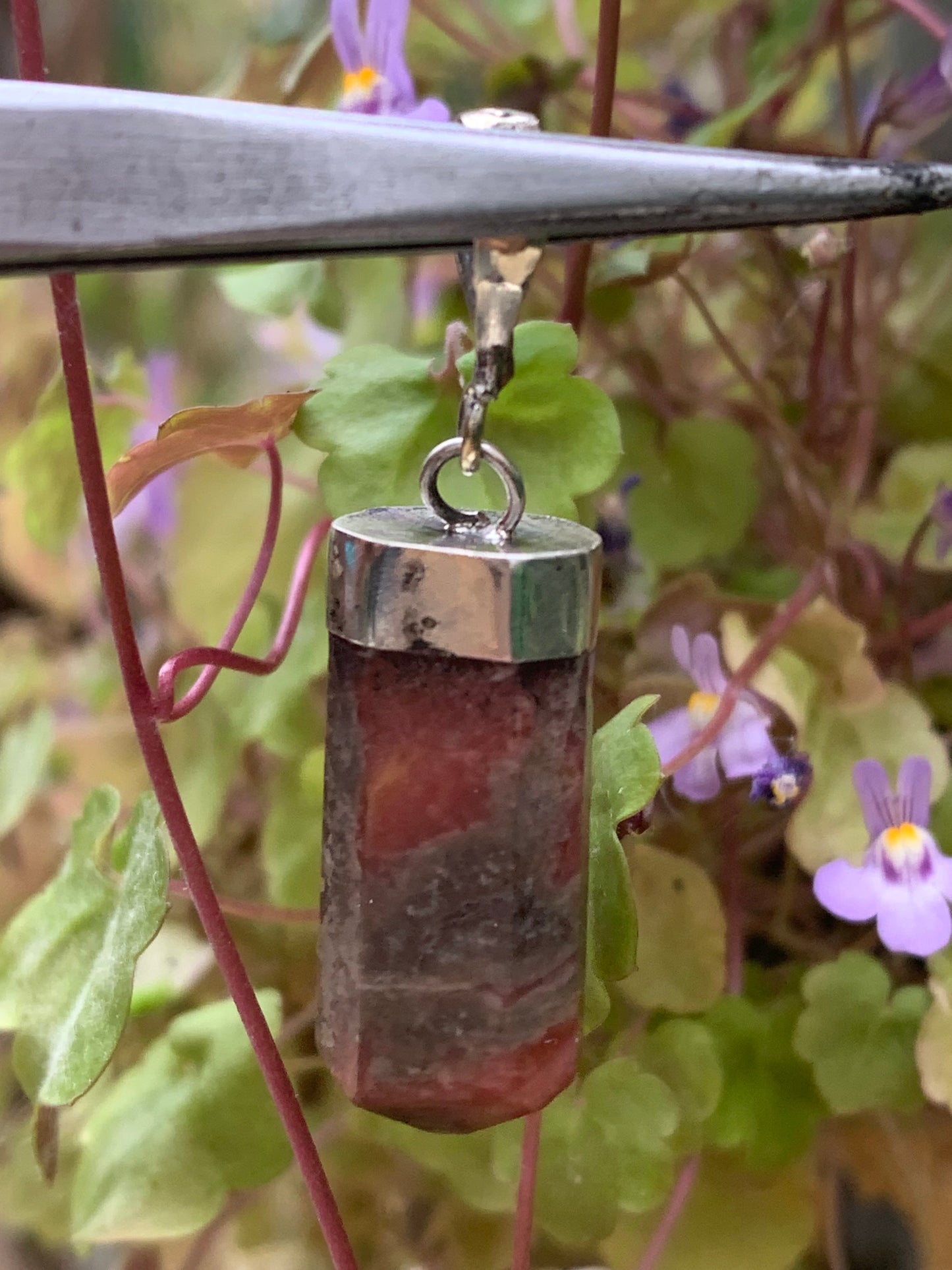 Rhodonite, pendentif pierre roulée, de 35mm x10 x7. Vendu avec cordon réglable de couleur noire !