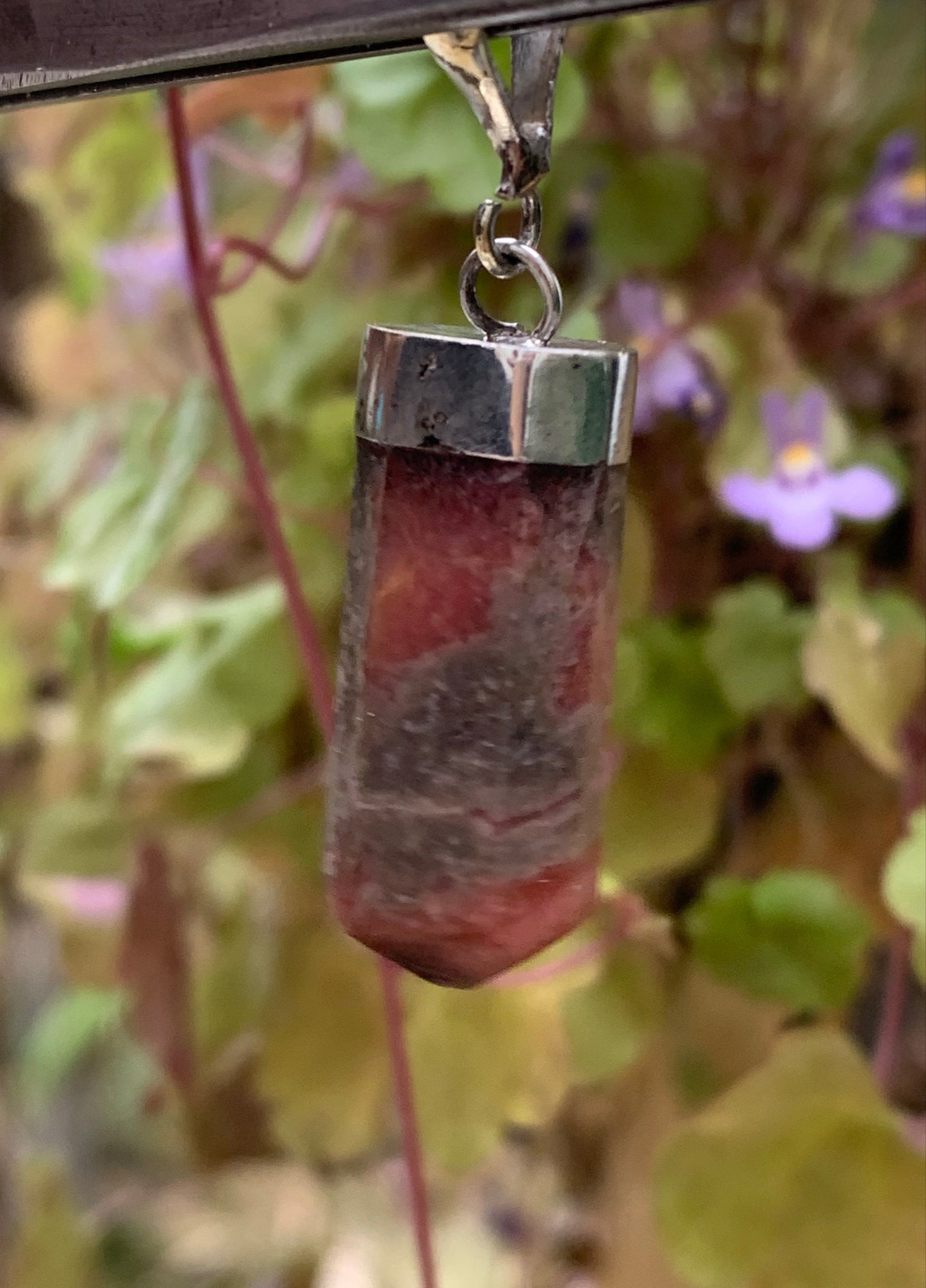 Rhodonite, pendentif pierre roulée, de 35mm x10 x7. Vendu avec cordon réglable de couleur noire !