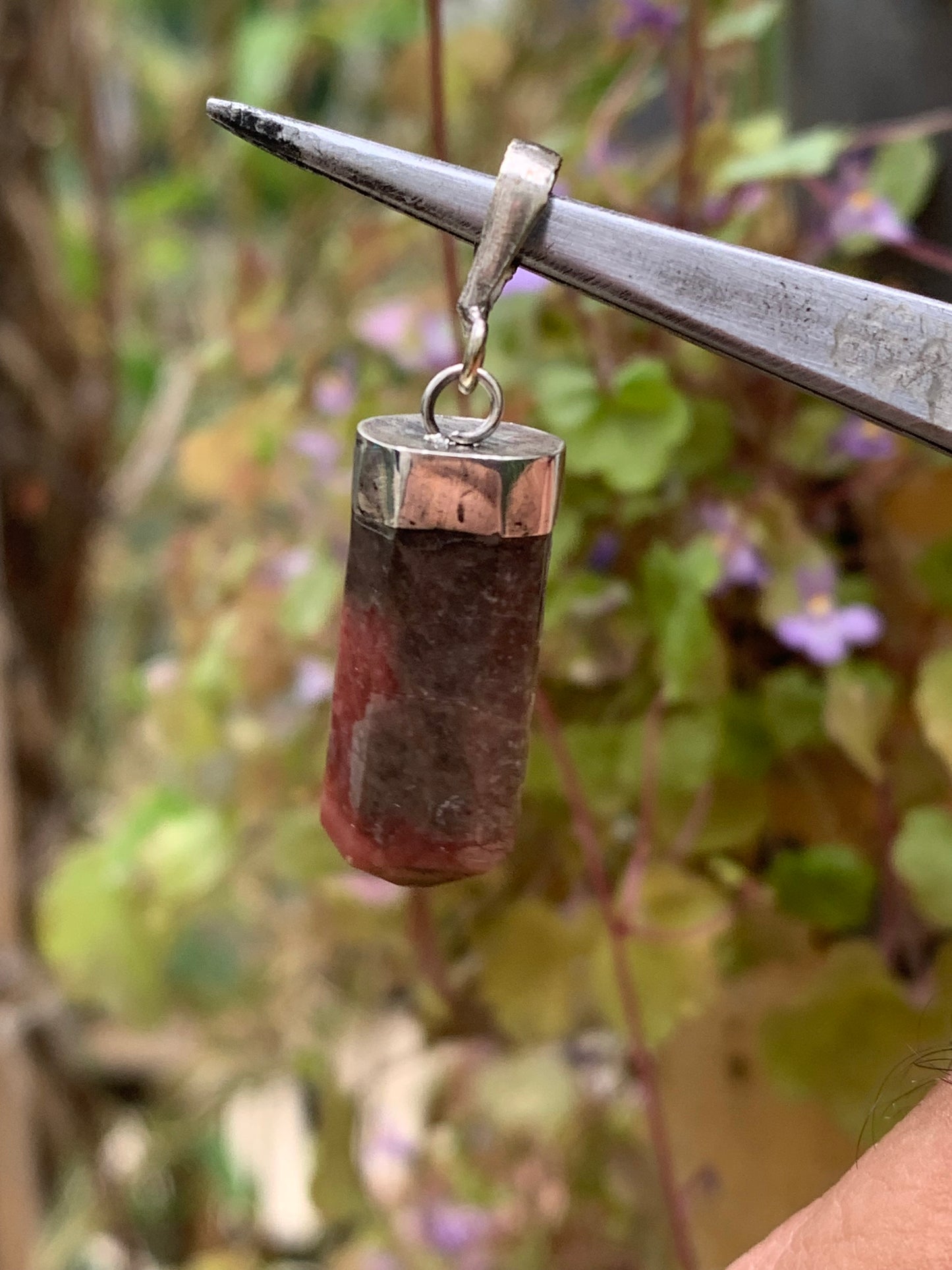 Rhodonite, pendentif pierre roulée, de 35mm x10 x7. Vendu avec cordon réglable de couleur noire !