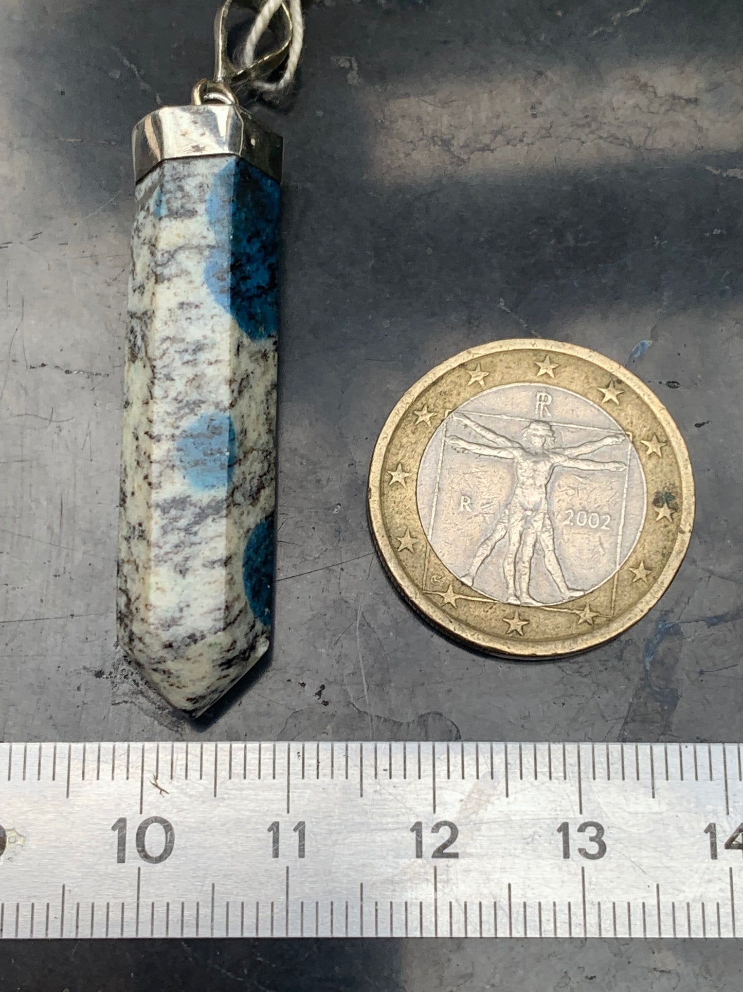 Jaspe K2* (Granit avec Azurite), pièce en Argent 0925 rhodié, de 50 millimètres de hauteur x 10 millimètres de largeur x 10 d'épaisseur. Vendu avec un cordon réglable de couleur noire !