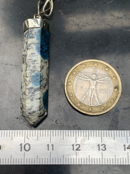 Jaspe K2* (Granit avec Azurite), pièce en Argent 0925 rhodié, de 50 millimètres de hauteur x 10 millimètres de largeur x 10 d'épaisseur. Vendu avec un cordon réglable de couleur noire !