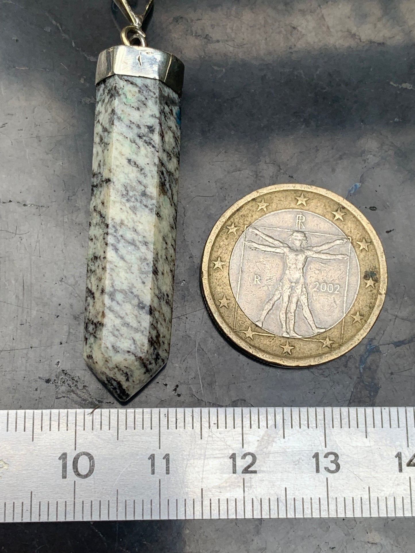 Jaspe K2* (Granit avec Azurite), pièce en Argent 0925 rhodié, de 50 millimètres de hauteur x 10 millimètres de largeur x 10 d'épaisseur. Vendu avec un cordon réglable de couleur noire !