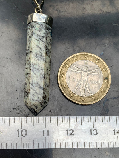 Jaspe K2* (Granit avec Azurite), pièce en Argent 0925 rhodié, de 50 millimètres de hauteur x 10 millimètres de largeur x 10 d'épaisseur. Vendu avec un cordon réglable de couleur noire !