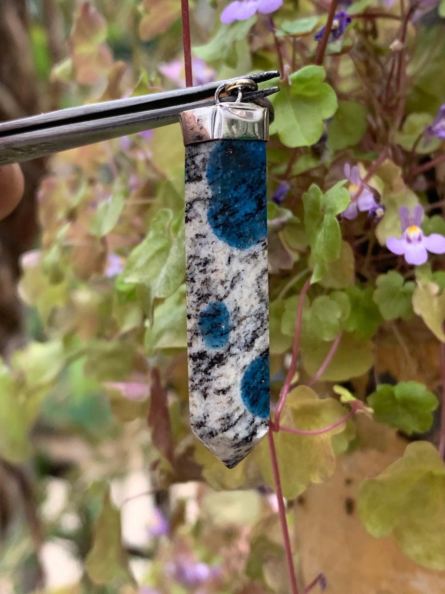 Jaspe K2* (Granit avec Azurite), pièce en Argent 0925 rhodié, de 50 millimètres de hauteur x 10 millimètres de largeur x 10 d'épaisseur. Vendu avec un cordon réglable de couleur noire !