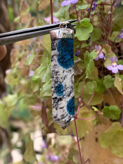 Jaspe K2* (Granit avec Azurite), pièce en Argent 0925 rhodié, de 50 millimètres de hauteur x 10 millimètres de largeur x 10 d'épaisseur. Vendu avec un cordon réglable de couleur noire !