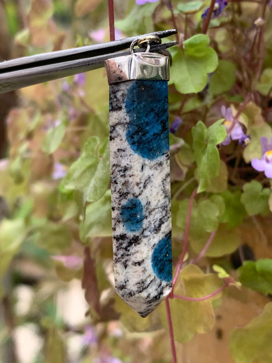 Jaspe K2* (Granit avec Azurite), pièce en Argent 0925 rhodié, de 50 millimètres de hauteur x 10 millimètres de largeur x 10 d'épaisseur. Vendu avec un cordon réglable de couleur noire !