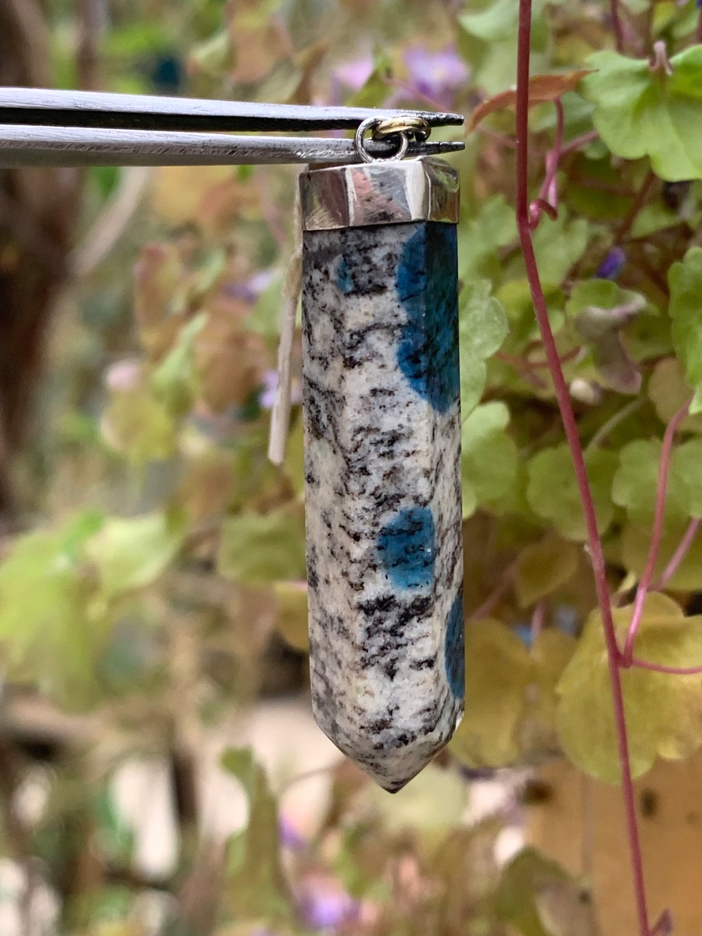 Jaspe K2* (Granit avec Azurite), pièce en Argent 0925 rhodié, de 50 millimètres de hauteur x 10 millimètres de largeur x 10 d'épaisseur. Vendu avec un cordon réglable de couleur noire !