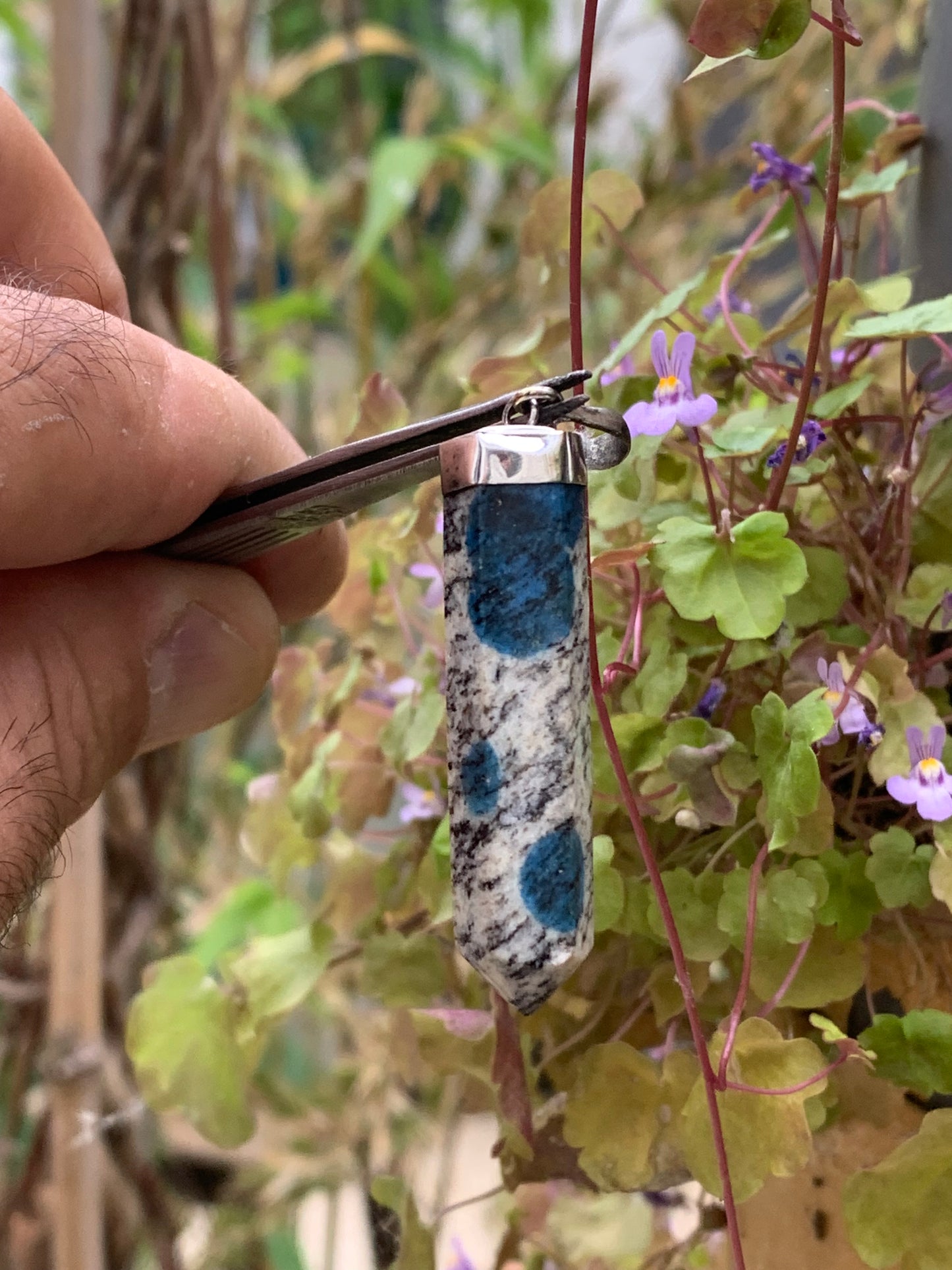 Jaspe K2* (Granit avec Azurite), pièce en Argent 0925 rhodié, de 50 millimètres de hauteur x 10 millimètres de largeur x 10 d'épaisseur. Vendu avec un cordon réglable de couleur noire !