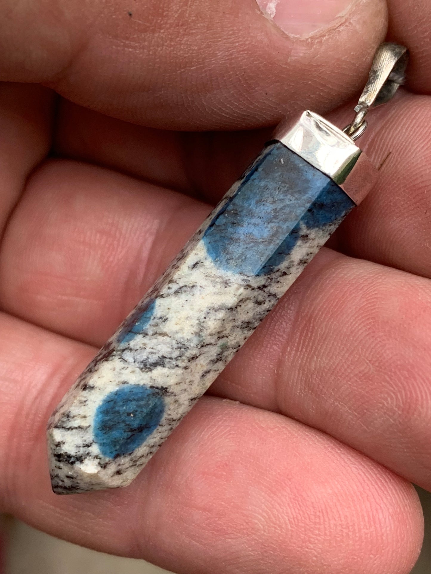 Jaspe K2* (Granit avec Azurite), pièce en Argent 0925 rhodié, de 50 millimètres de hauteur x 10 millimètres de largeur x 10 d'épaisseur. Vendu avec un cordon réglable de couleur noire !