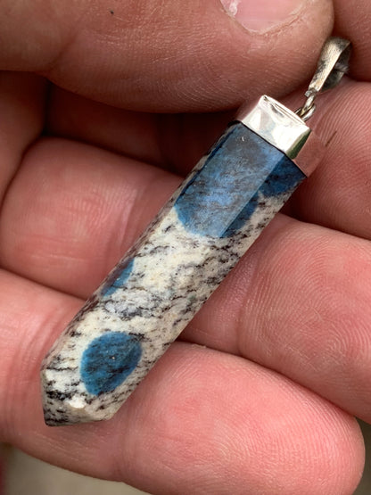 Jaspe K2* (Granit avec Azurite), pièce en Argent 0925 rhodié, de 50 millimètres de hauteur x 10 millimètres de largeur x 10 d'épaisseur. Vendu avec un cordon réglable de couleur noire !