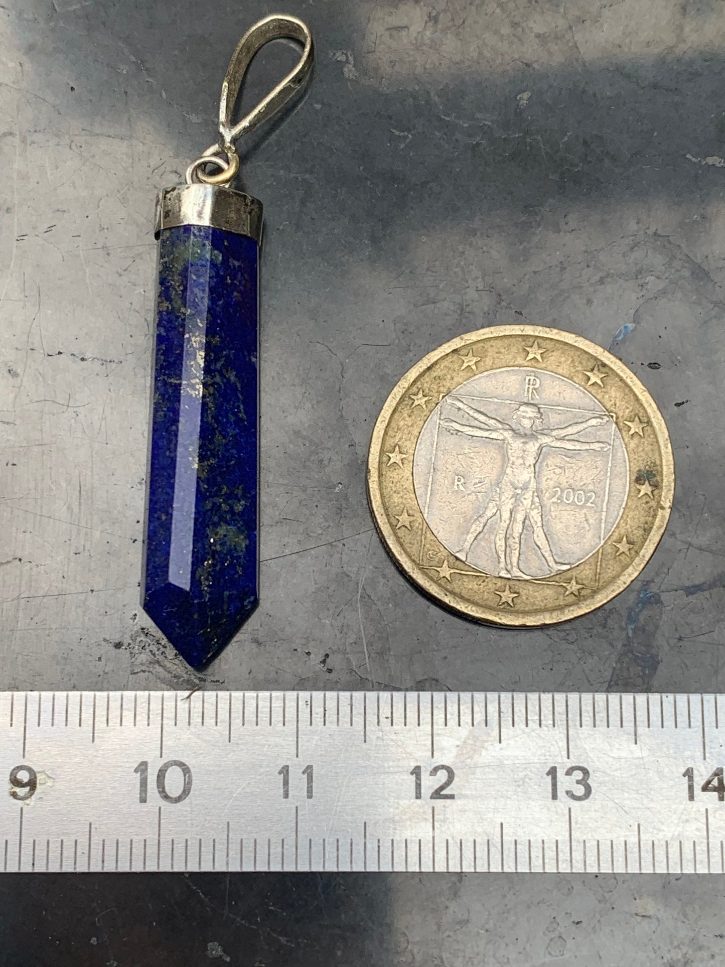 Lapis lazuli, pièce unique en Argent de 52 millimètres de hauteur x 9 millimètres de largeur x 7 d'épaisseur. Vendu avec un cordon réglable de couleur noire !