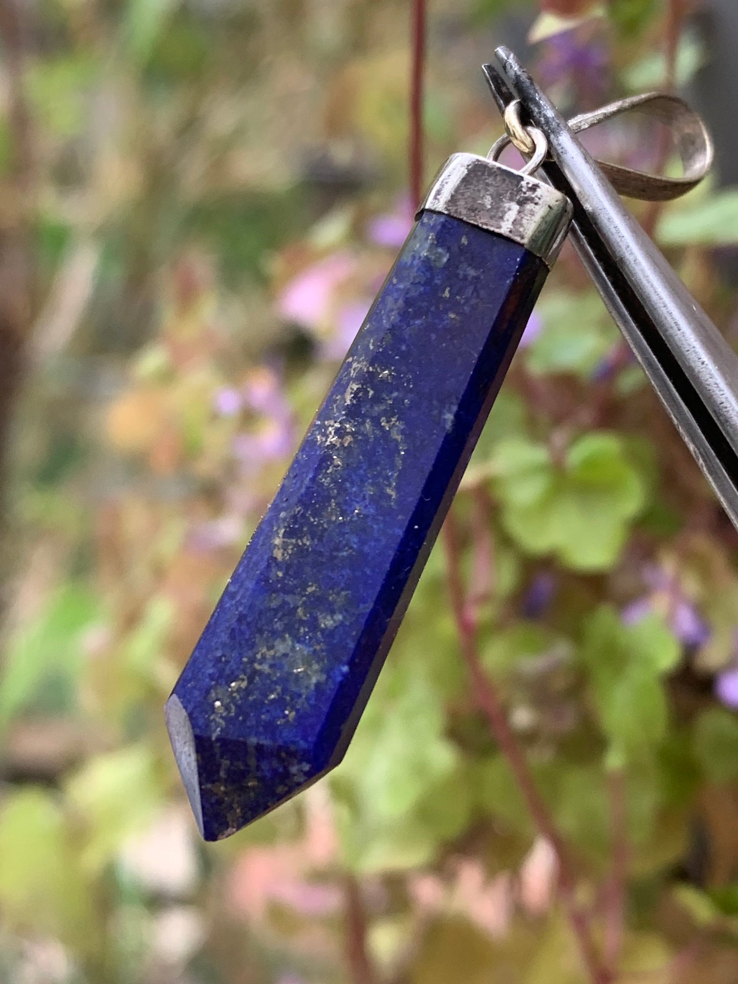 Lapis lazuli, pièce unique en Argent de 52 millimètres de hauteur x 9 millimètres de largeur x 7 d'épaisseur. Vendu avec un cordon réglable de couleur noire !