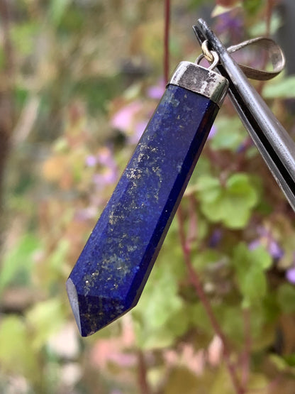 Lapis lazuli, pièce unique en Argent de 52 millimètres de hauteur x 9 millimètres de largeur x 7 d'épaisseur. Vendu avec un cordon réglable de couleur noire !